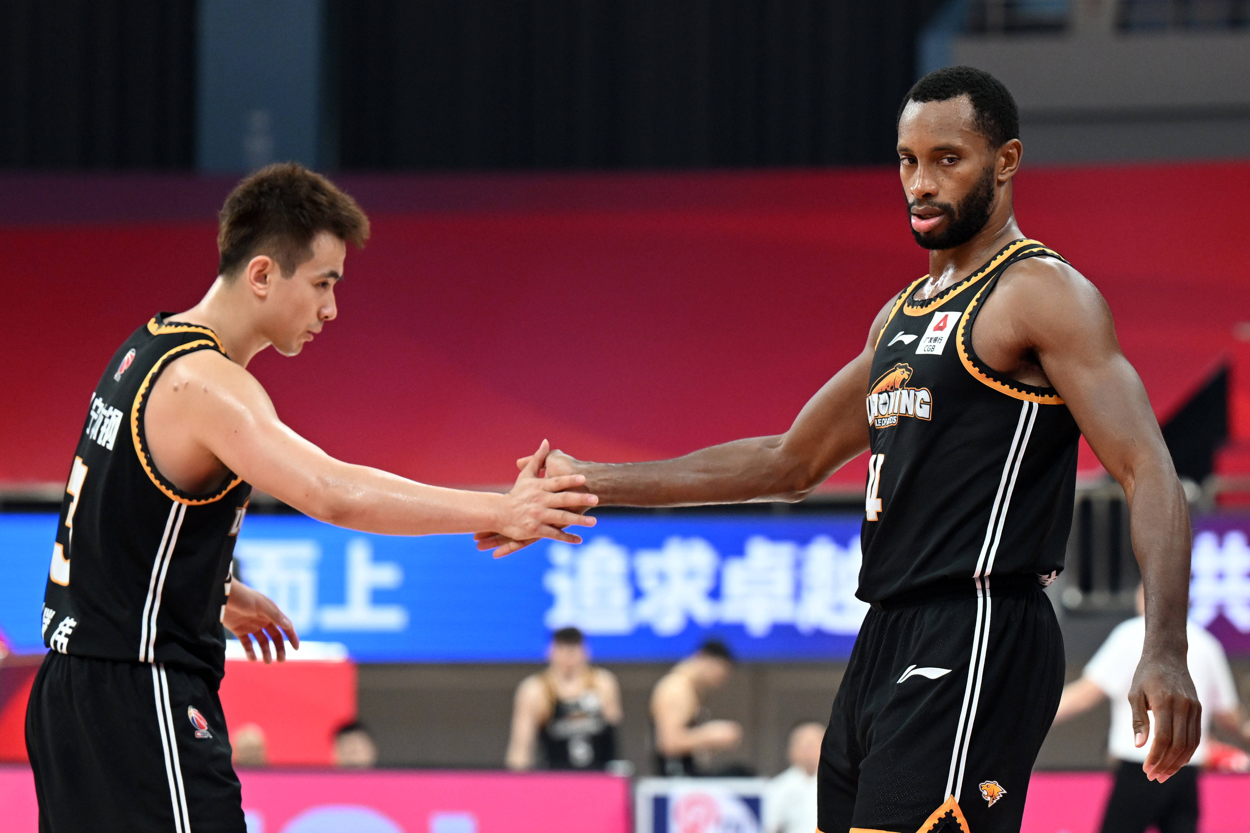 包含NBA常规赛今晨再迎强敌，深圳男篮门线救险，主帅态度：气氛紧张，临场指挥获称赞的词条英雄联盟竞猜